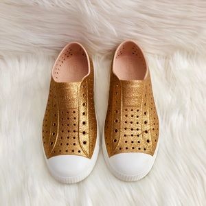 🔥EUC native gold bling shoes J5/37🔥